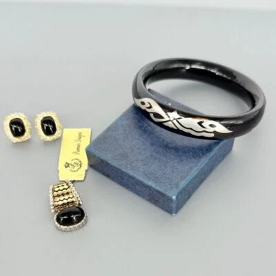 Collar colgante curado de dos tonos nuevo con etiquetas y pendientes + brazalete de plástico negro Foto 1 de 4