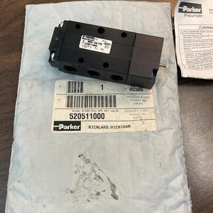 Parker 520511000 4 way 2 pos pil/spr ret valve NIB - Picture 1 of 6