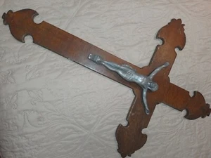 ANCIEN CRUCIFIX MURALE/DEBUT XXè/BOIS CONTREPLAQUé/JESUS METAL/CROIX/H.55cm - Picture 1 of 5