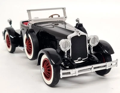 Danbury 1/24 - Stutz Black Hawk 1927 Boattail Black Red Diecast Model Car - Image 1 of 4