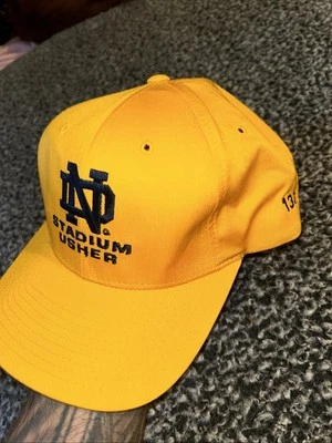 Sombrero Usher Notre Dame Champion School Stadium 1309 Todo Dorado SnapBack Foto 1 de 3