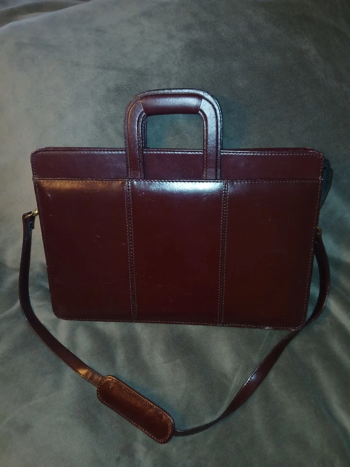 Estuche portafolio de cuero borgoña con asas plegables y correa para el hombro Foto 1 de 4