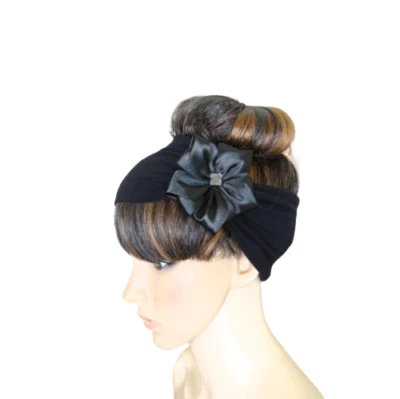 Faixa de cabeça preta. Envoltório de cabeça de flor. Faixa de cabelo fofa feita à mão. Envoltório para cabelo adulto. - Imagem 1 de 2