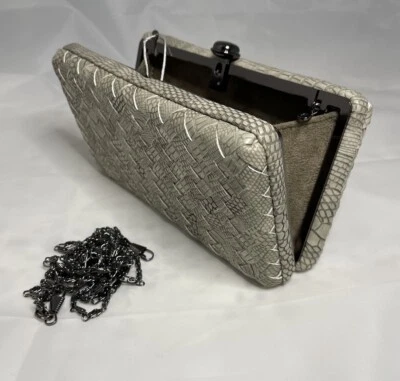 Bolso sin asas Neiman Marcus cierre a presión tejido gris con cadena para el hombro nuevo Foto 1 de 4