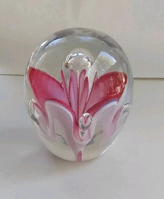 Pisapapeles grande antiguo estilo lirio con pétalos de rosa a rojo sobre blanco  Foto 1 de 4