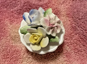 Bonito DELICADO Florero Ramo Floral Royal Doulton Inglaterra China Hueso *Figura* - Imagen 1 de 4
