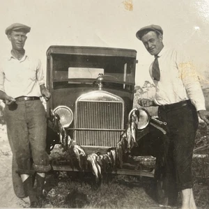 Antikes Foto 2 Männer mit altem Auto zeigt Angelfang Americana -- D1 - Bild 1 von 5