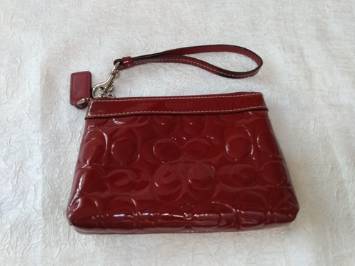 Bracciale Coach Signature bordeaux rosso ciliegia logo in rilievo vernice lucida