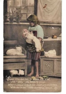 ANTIQUE VICTORIAN POST CARD GIRL WITH DOLL AND HER CATS 1900's - Imagen 1 de 2