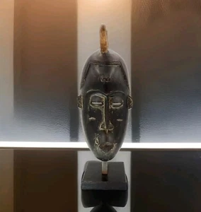 Antike afrikanische handgeschnitzte Stammesmaske auf Sockel - Bild 1 von 12