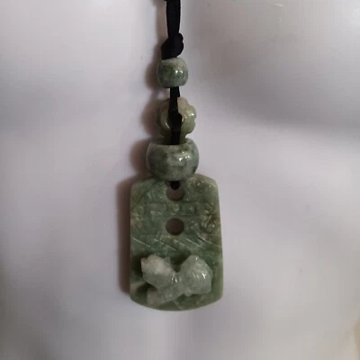 Colgante de jade chino tallado diseño de perro foo  Foto 1 de 4