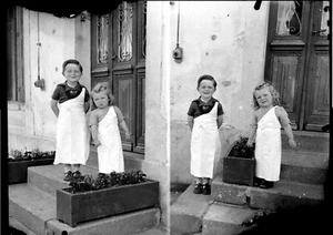 Portraits Kinder Schürze Vor Haus - Antik Negativ Foto An. 1940 - Picture 1 of 1