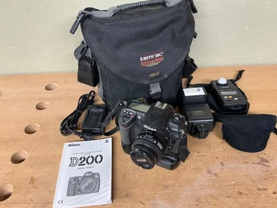 Nikon d200 con lente 50 mm 1,4 MD-200 empuñadura de batería más extras SH/CT MENOS 10.000 Foto 1 de 4