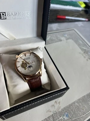 Reloj automático Barker's of Kensington de oro rosa con correa de cuero marrón Foto 1 de 4