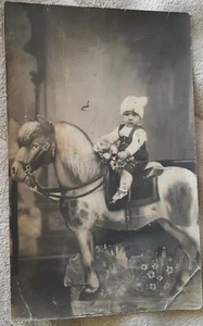 ALTES FOTO JUNGES MÄDCHEN AUF ANTIKEM PRIMITIVEM SCHAUKELPFERD #хх1 - Bild 1 von 1