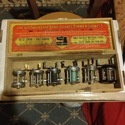 6 carretes de pesca antiguos Shakespeare Belmont Tripart almacenados en caja de madera vintage Foto 1 de 4