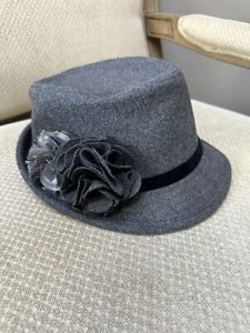 Fedora Big Kid Youth Hat - Youth Gray wool w/satin flower SIZE Medium/Large EUC - Picture 1 of 4