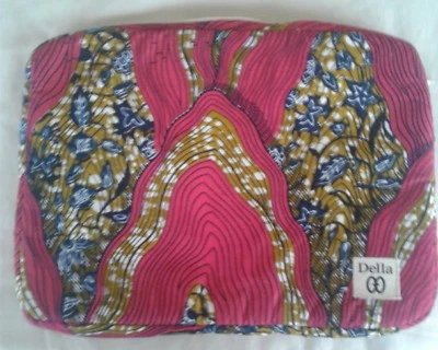 FUNDA LIBRO DELLA TREE DESIGNS IPAD Y MAC CON BOLSILLO CON CREMALLERA. FUSIA, DORADO Y AZUL. Foto 1 de 4