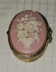 Vintage viktorianischer Stil goldfarben rosa Blumen Kamee oval Schmuck Pillendose aufklappbar - Bild 1 von 6