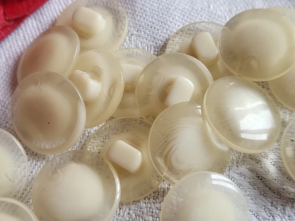 Lot 15 boutons vintage transparent blanc à pied diamètre 1,5 cm ref 2106 - Photo 1/1