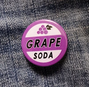 UP Grape Soda Pin Badge - 38mm - Disney Russell Doug - Foto 1 di 3