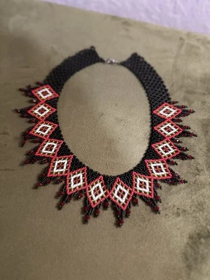 Gargantilla estilo tribal hecha a mano con cuentas joyería negra, roja y blanca Foto 1 de 3