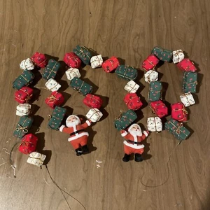 Vintage Weihnachtsgirlande beflockt Weihnachtsmänner gewickelt Geschenke 5 ' lang - Bild 1 von 6