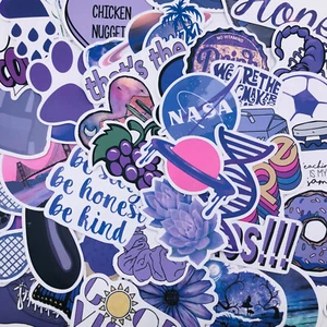 50 lila Vinyl Aufkleber Abziehbilder für Handy Laptop Dekoration Posten Bombe Vielfalt - Bild 1 von 1