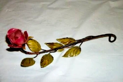 Vela italiana Tole Rose taponadora flor de metal hojas exuberantes nunca usada Cottagecore Foto 1 de 3