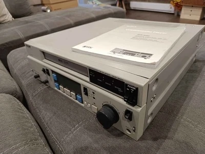 SONY NTSC SVP-9000 U-MATIC Videocassette Player (SVHS) *AS IS* *FOR PARTS/REPAIR - Bild 1 von 4