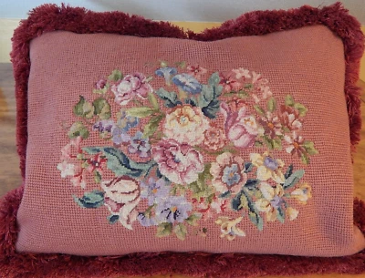 18 1/2 "x 15 1/2" AGUJA PUNTA ALMOHADA FONDO MALVA PEQUEÑO DISEÑO FLORAL Foto 1 de 4