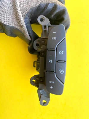 2008-2017 BUICK ENCLAVE STEERING WHEEL CRUISE CONTROL SWITCH OEM 15824113 - Image 1 of 3