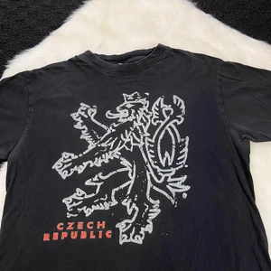 Camiseta de recuerdo de la selección nacional con escudo de león gráfico pequeño de la República Checa para hombre - Imagen 1 de 8