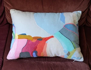 Almohada caleidoscopio Anthropologie Claire Desjardins 19" x 13,5" - Imagen 1 de 6