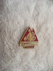 TR- 2013 FIRE MOUNTAIN GEMS SPILLA 40° ANNIVERSARIO #41608 (SMALTO) - Foto 1 di 7