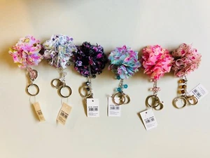Blumen Bommel Puschel Taschen Anhänger Schlüsselanhänger Farbwahl Karabiner - Picture 1 of 4
