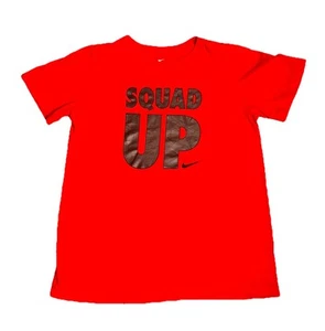 Camiseta Nike Squad Up roja con letras negras niños pequeños talla grande - Imagen 1 de 7