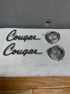 1971 1972 1973 Mercury Cougar XR7 Pillar Emblems and Fender Emblems - OEM - Foto 1 di 10