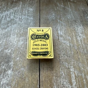 Prendedor de solapa tono dorado 100 aniversario Crayola Crayons 2003 de colección - Imagen 1 de 2