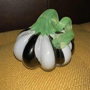 Murano Stil mundgeblasenes Glas schwarz weiß Streifen grüner Stiel Kürbis Halloween Herbst 4 Zoll - Bild 1 von 6