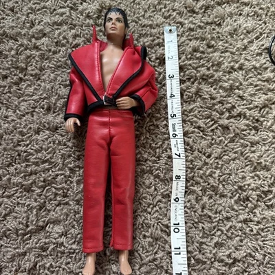 Chaqueta roja vintage Michael Jackson 11 1/2 pulgadas Stage Doll, pantalones rojos flexibles Foto 1 de 4
