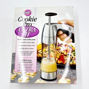 Prensa de galletas Wilton Cookie Pro Ultra II Spritz con 19 formas caja abierta - Imagen 1 de 8