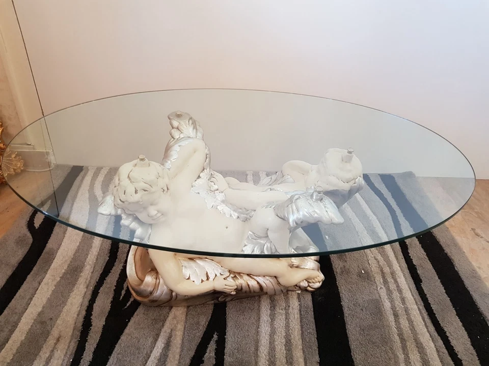 TAVOLINO CON ANGELI IN CERAMICA AVORIO E ARGENTO CON VETRO SOGGIORNO ARREDO CASA - Immagine 1 di 1