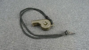 B4) US Laydon 77 Kunststoff Militär Überlebenspfeife mit 14" Stiefeletten-Schlüsselband - Bild 1 von 6