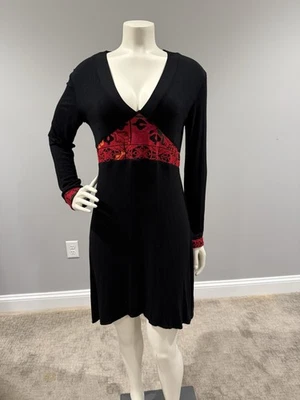Vestido Desigual Damas Manga Larga Negro Con Bordado Rojo Talla M Elástico Foto 1 de 4