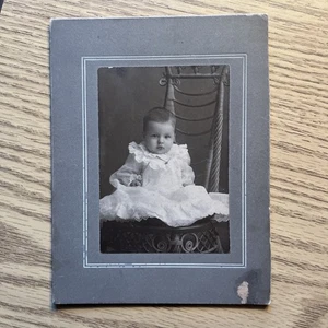 Foto antica bambina seduta - Foto 1 di 4