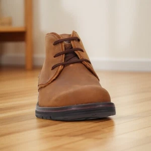 Stivali Chukka Clarks da uomo Morris Peak impermeabili in pelle marrone scuro taglia 10,5 M nuovi con scatola - Foto 1 di 3