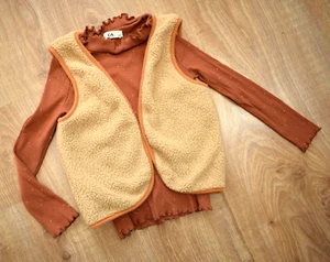 💗Dolce Combinazione SET T-shirt manica lunga a costine sottili + gilet Teddy 134 marrone 💗 - Foto 1 di 6