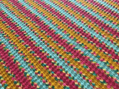 Manta de ganchillo hecha a mano para bebés niñas arco iris, rosa, menta, amarillo. 54x54.  Foto 1 de 4