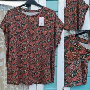 Tu Relaxed Fit Top Size 18 Short Sleeve Round Neck T-shirt Green Red Paisley New - Picture 1 of 9